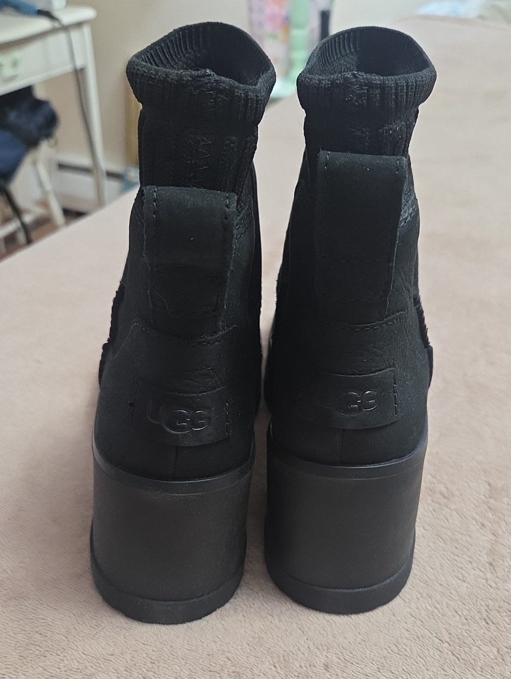 UGG Moxy Chelsea Boots in black Women’s Size 6 NWOB